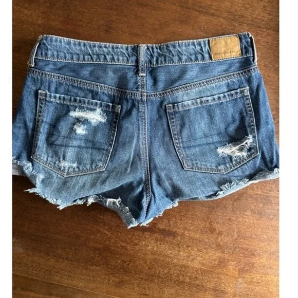 American Eagle Tomgirl Distressed Jean Shorts Women's Size 2 Blue Denim msrp $50 - Picture 6 of 6